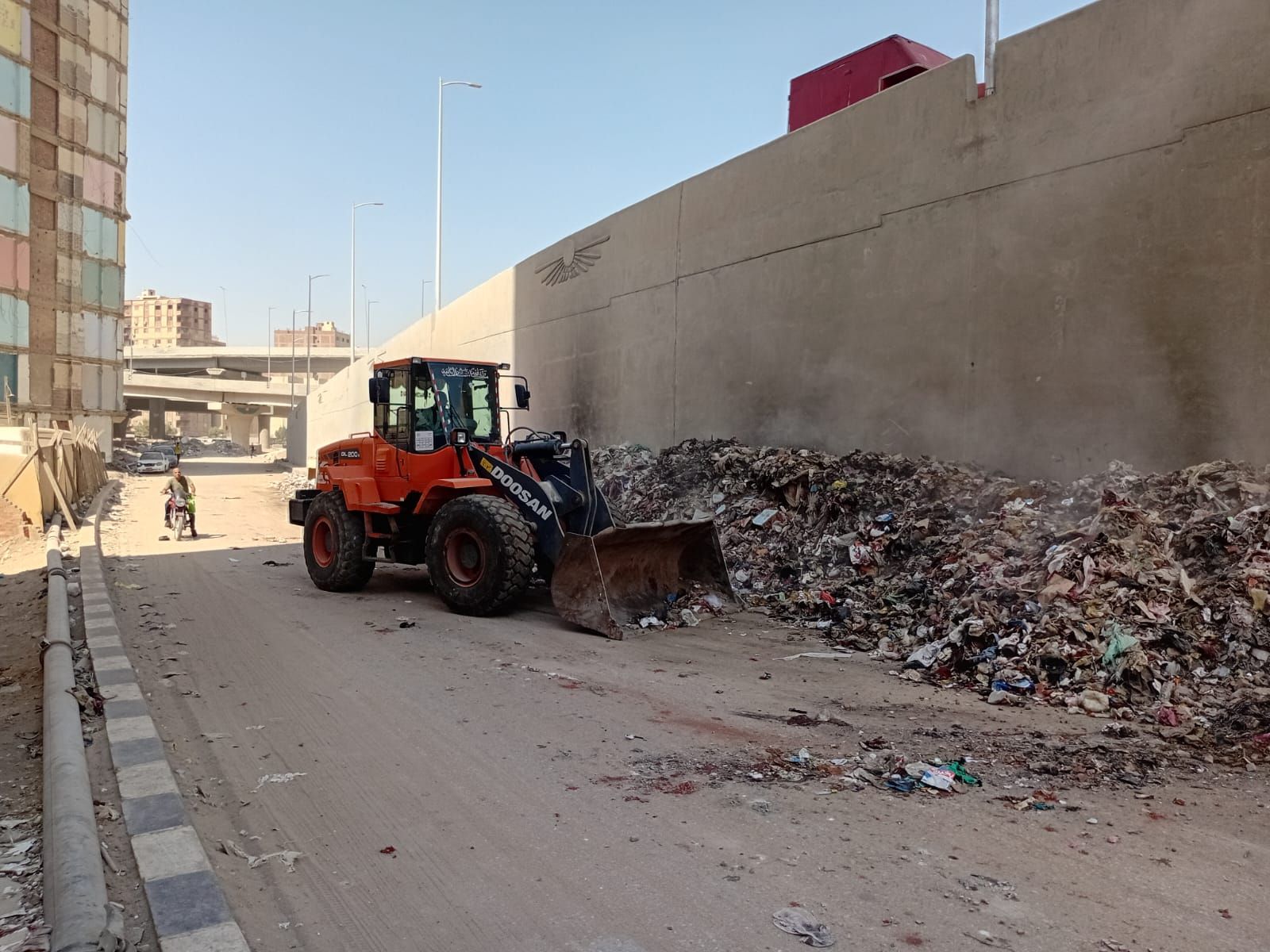رفع مخلفات الرتش من نزلة الطريق الدائرى بحى الهرم (2)