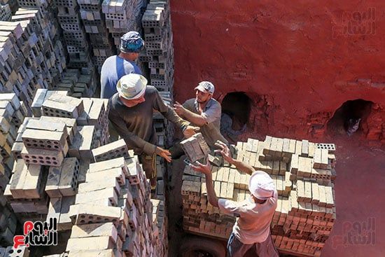 عمال صناعة الطوب الاحمر