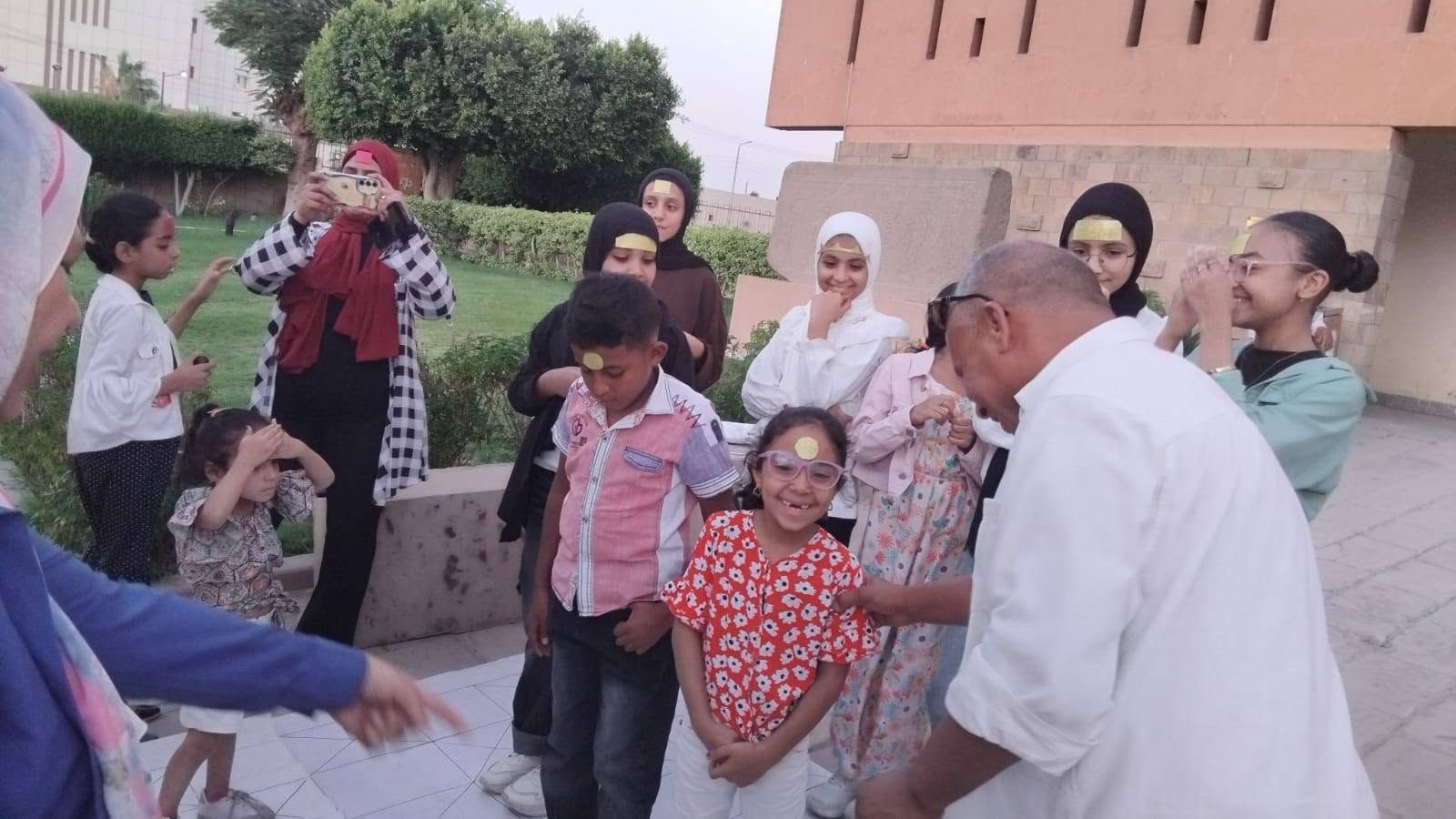 جانب من تطبيق عملى بقطعة قماش على هيئة رقعة شطرنج لتعليم الأطفال اللعبة جانب من تطبيق عملى بقطعة قماش على هيئة رقعة شطرنج لتعليم الأطفال اللعبة