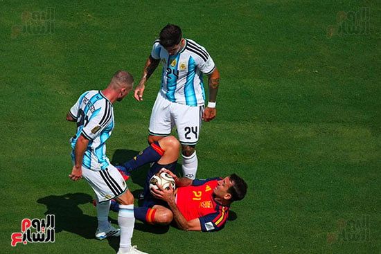 تدخل عنيف على لاعبى منتخب أسبانيا