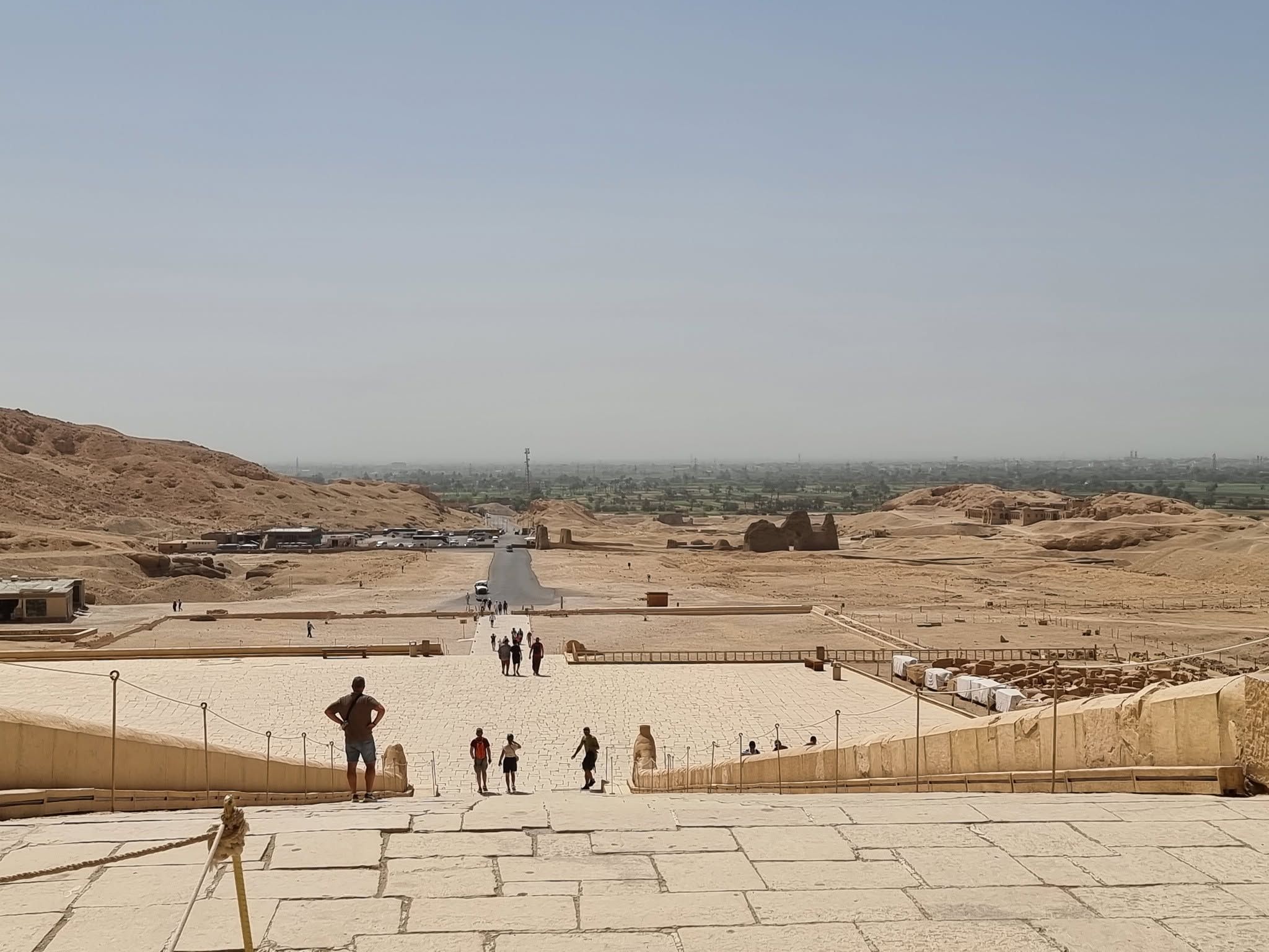 جانب من زيارات الأجانب فى معبد الملكة حتشبسوت بالدير البحرى