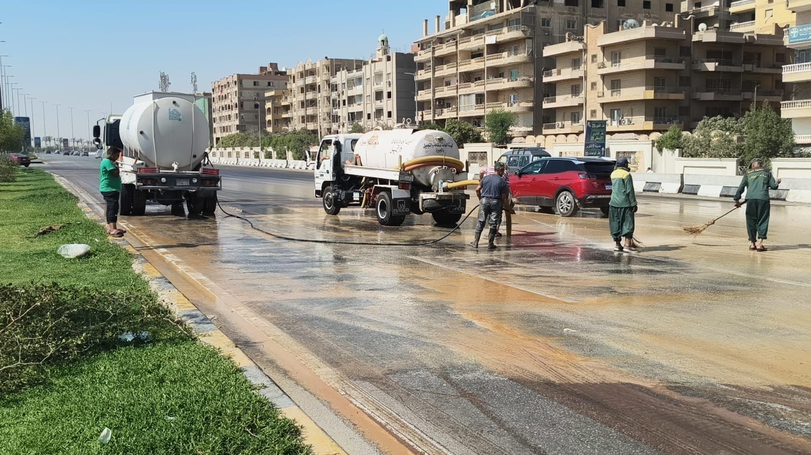 الجيزة ترفع آثار انسكاب شوكولاتة على طريق مصر الفيوم (1)