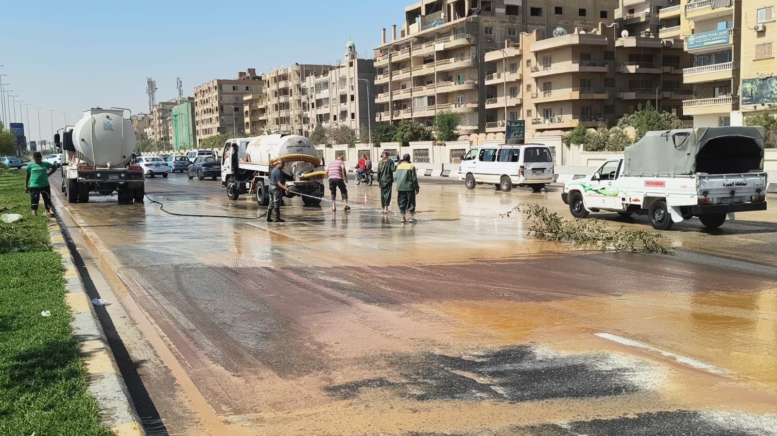 الجيزة ترفع آثار انسكاب شوكولاتة على طريق مصر الفيوم (2)