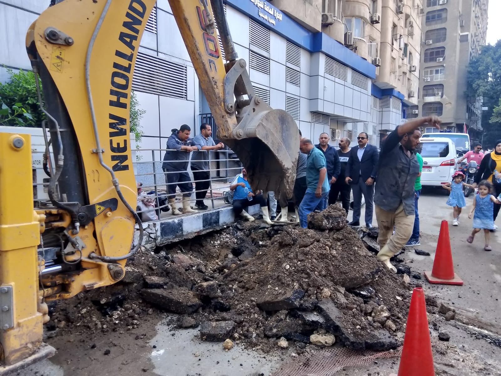 حي العجوزة يقوم باصلاح ماسورة مياة