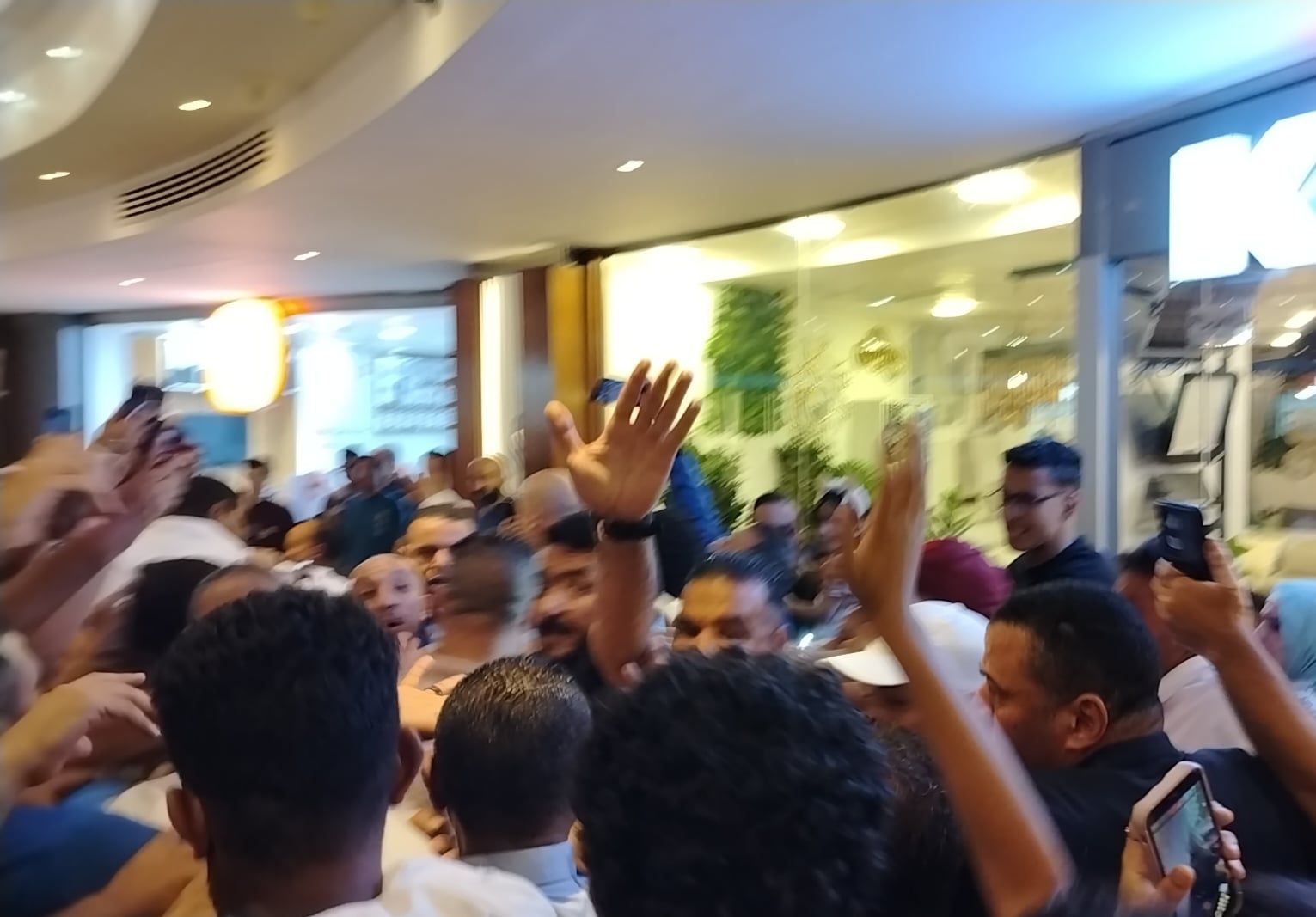 احمد العوضي يحي جمهوره في الاسكندرية