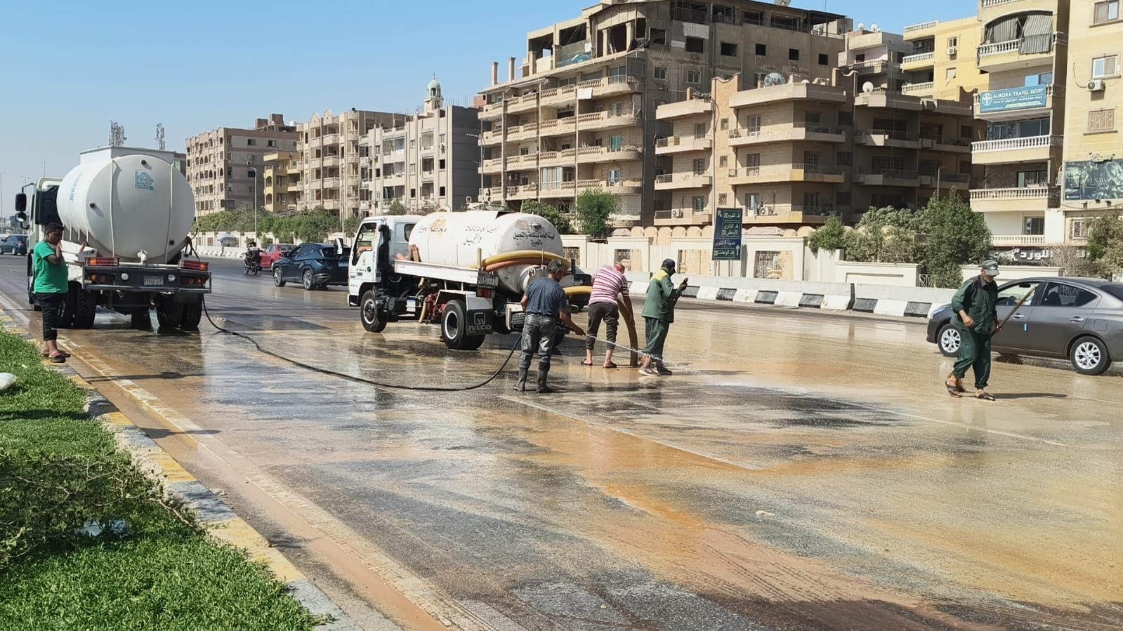 الجيزة ترفع آثار انسكاب شوكولاتة على طريق مصر الفيوم (3)
