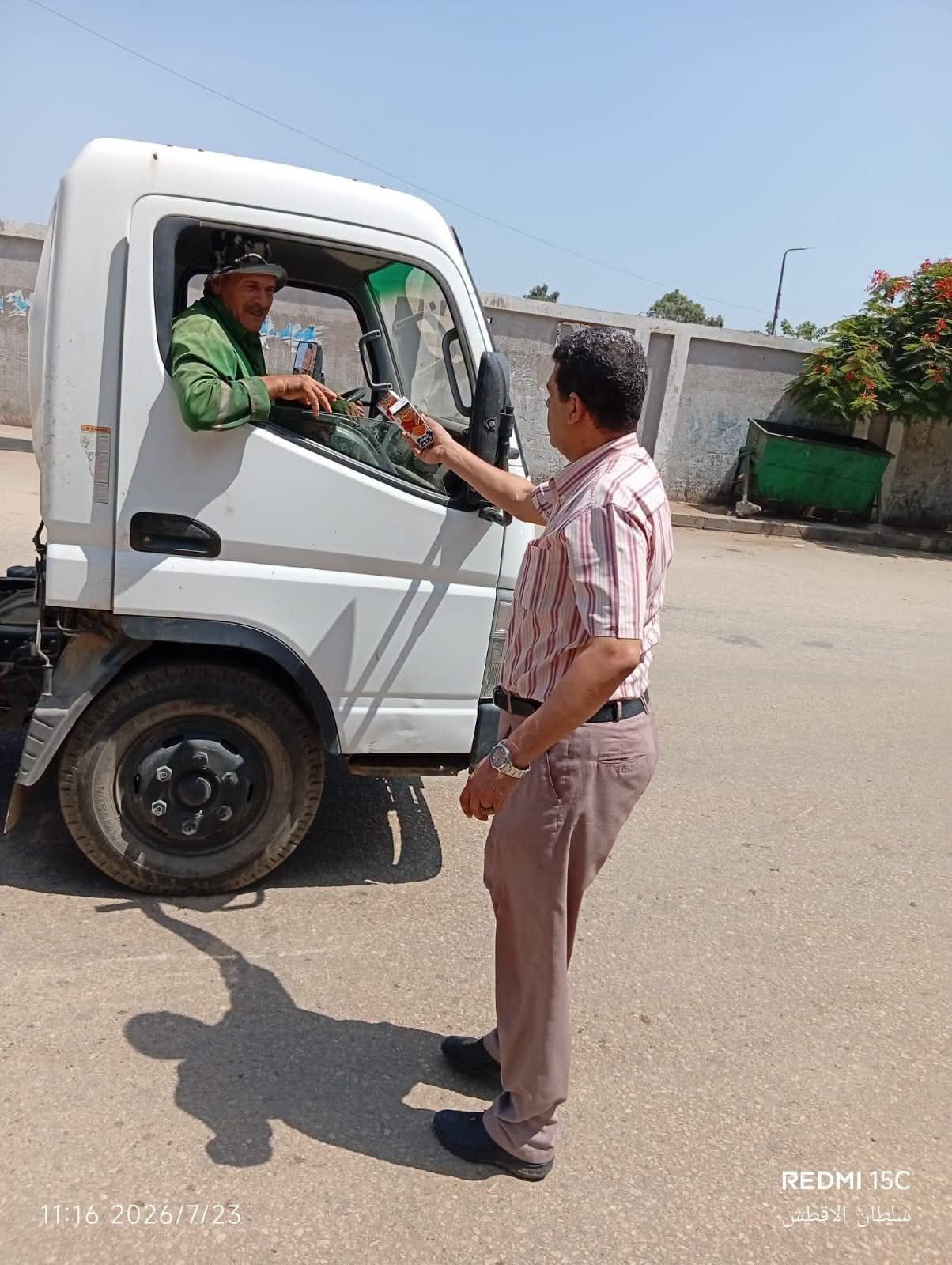 توزيع مياه وعضائر على العاملين توزيع مياه وعضائر على العاملين