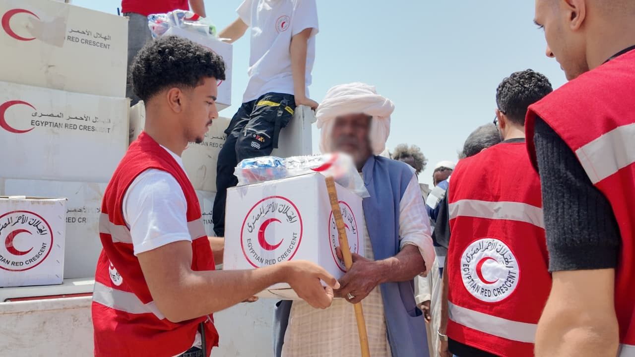 جانب من إطلاق قافلة في شلاتين لدعم الأسر الأولى بالرعاية