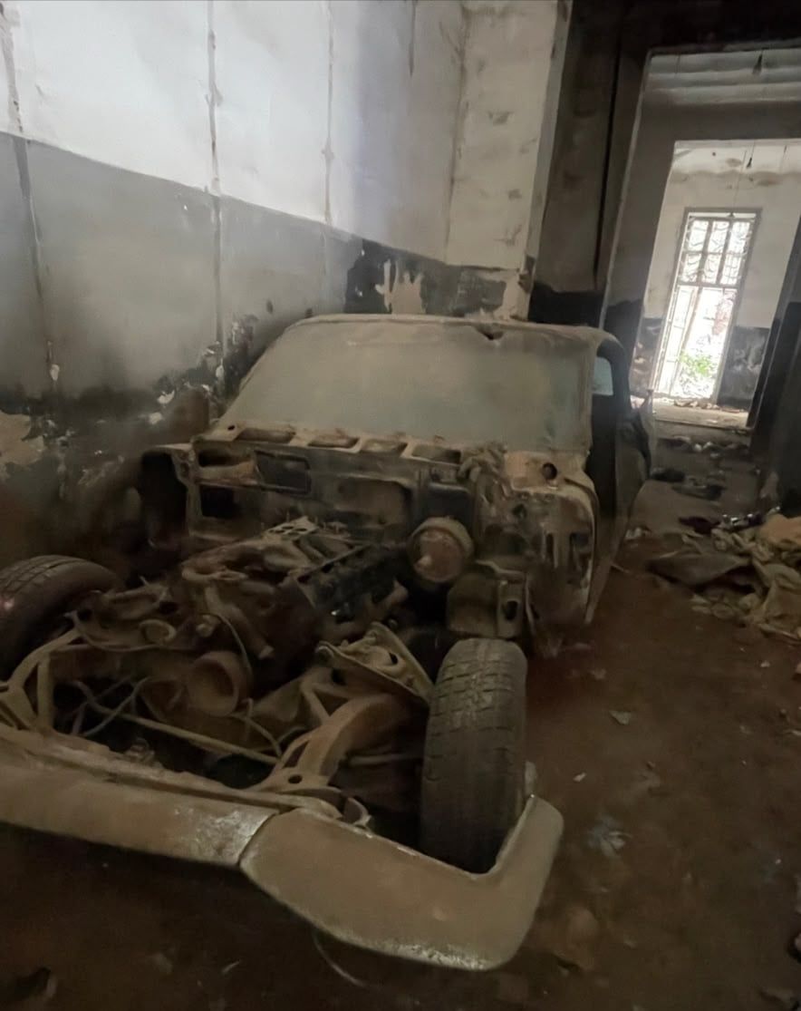 صورة السيارة الكادلاك بعد سرقة اجزاء في الاسكندرية
