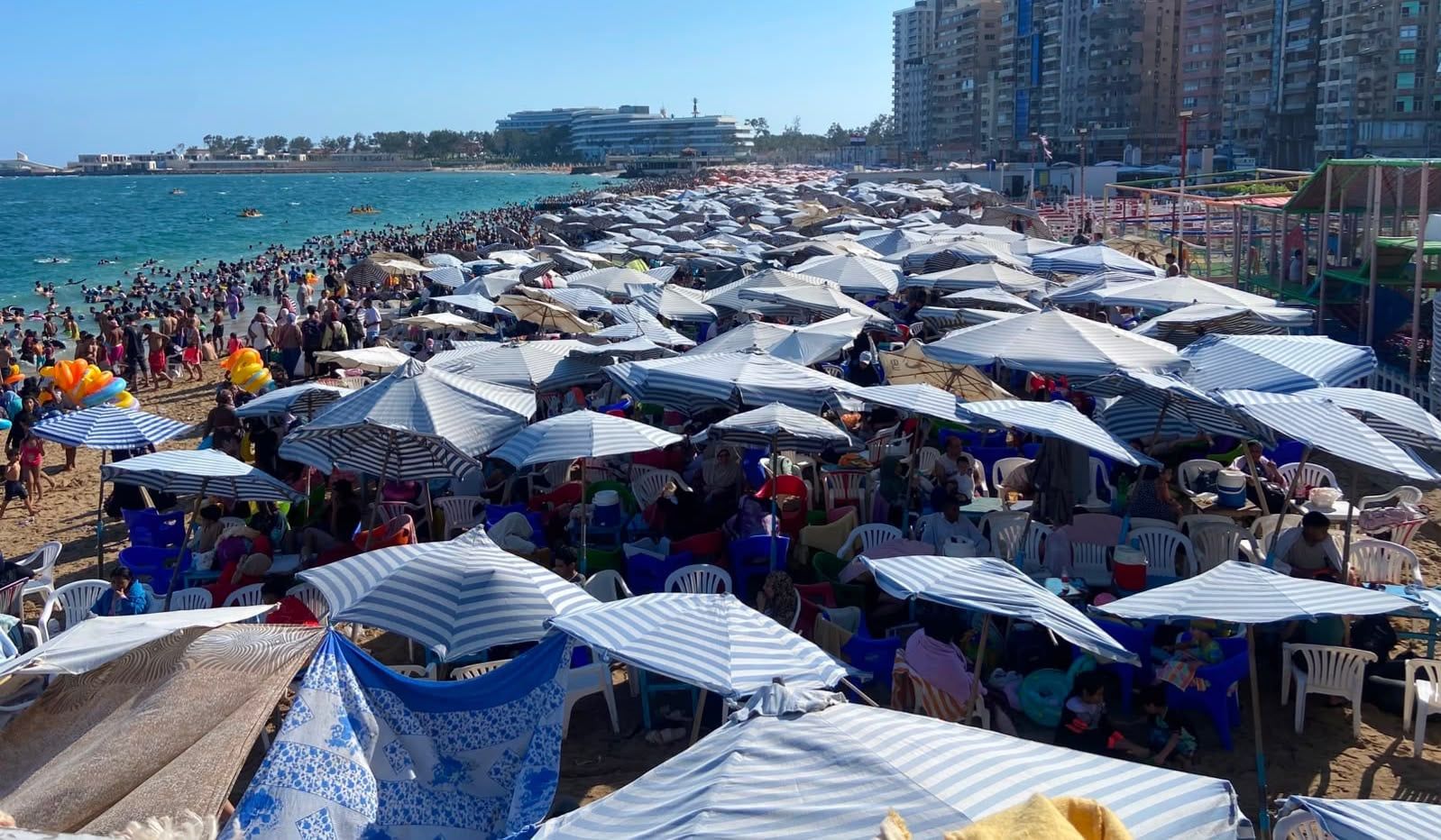 شواطئ الإسكندرية استقبلت 2.3 مليون زائر خلال يومين (2)