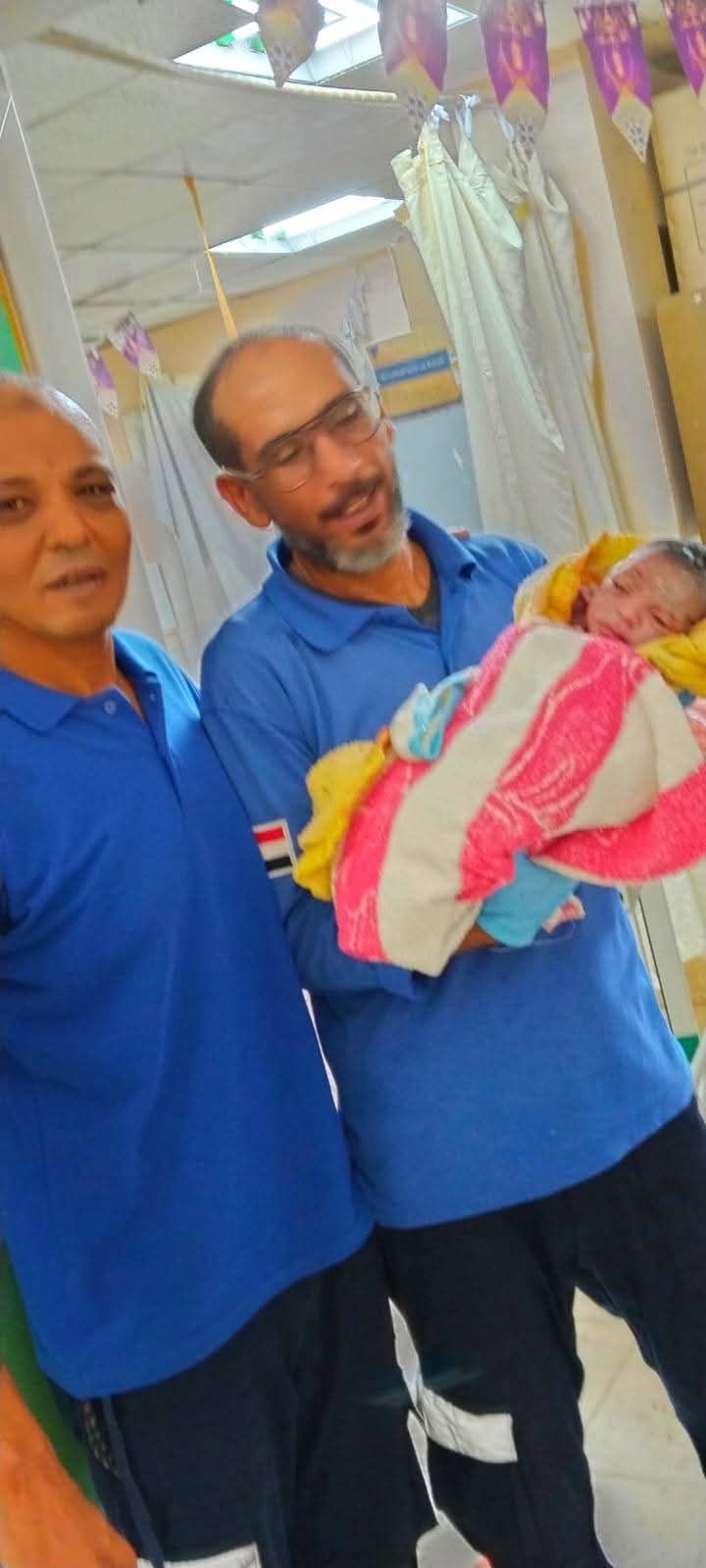 مسعف بالإسماعيلية يُجري ولادة ناجحة لسيدة (1) مسعف بالإسماعيلية يُجري ولادة ناجحة لسيدة (1)