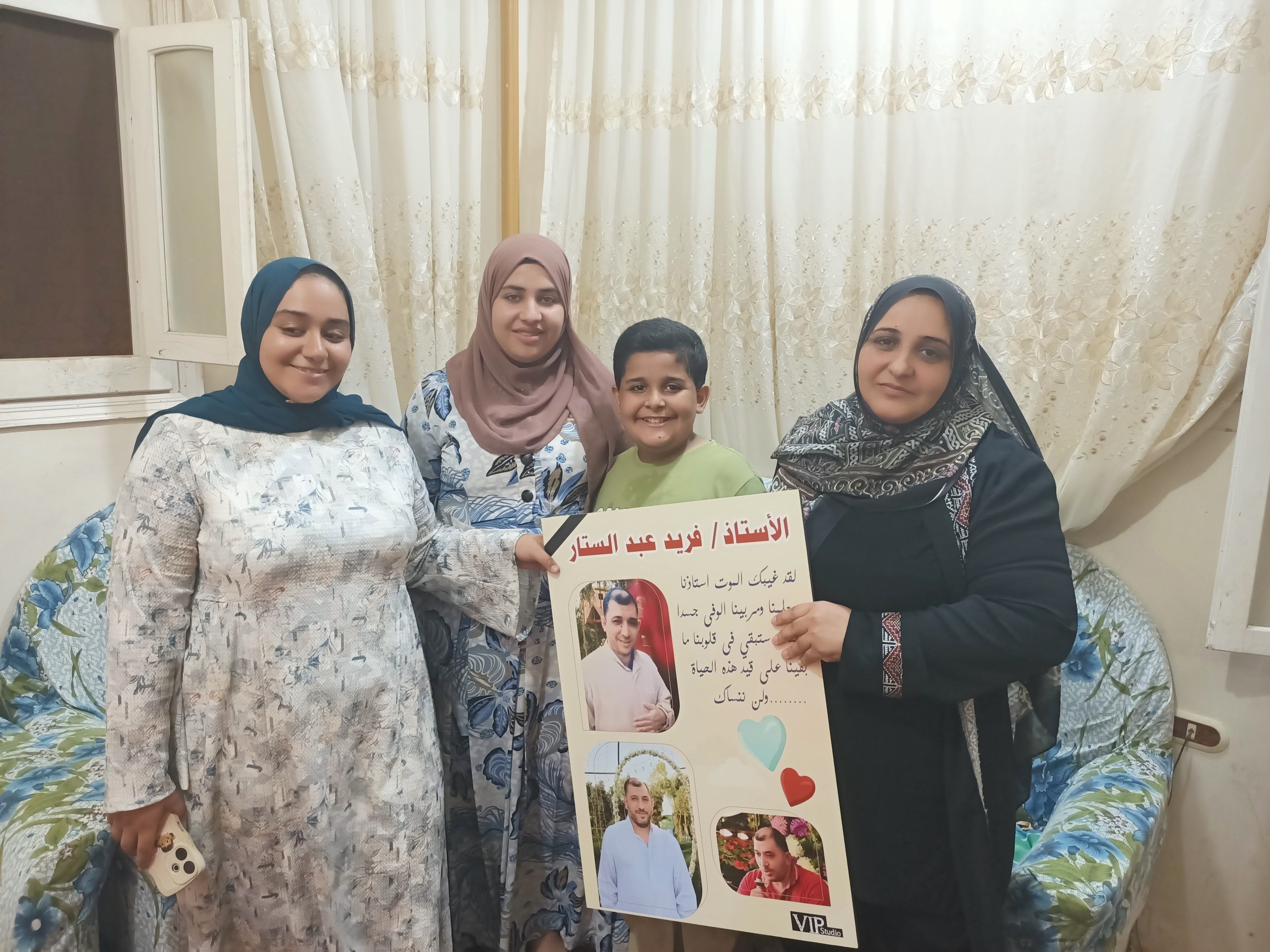 الثانية مع اسرتها