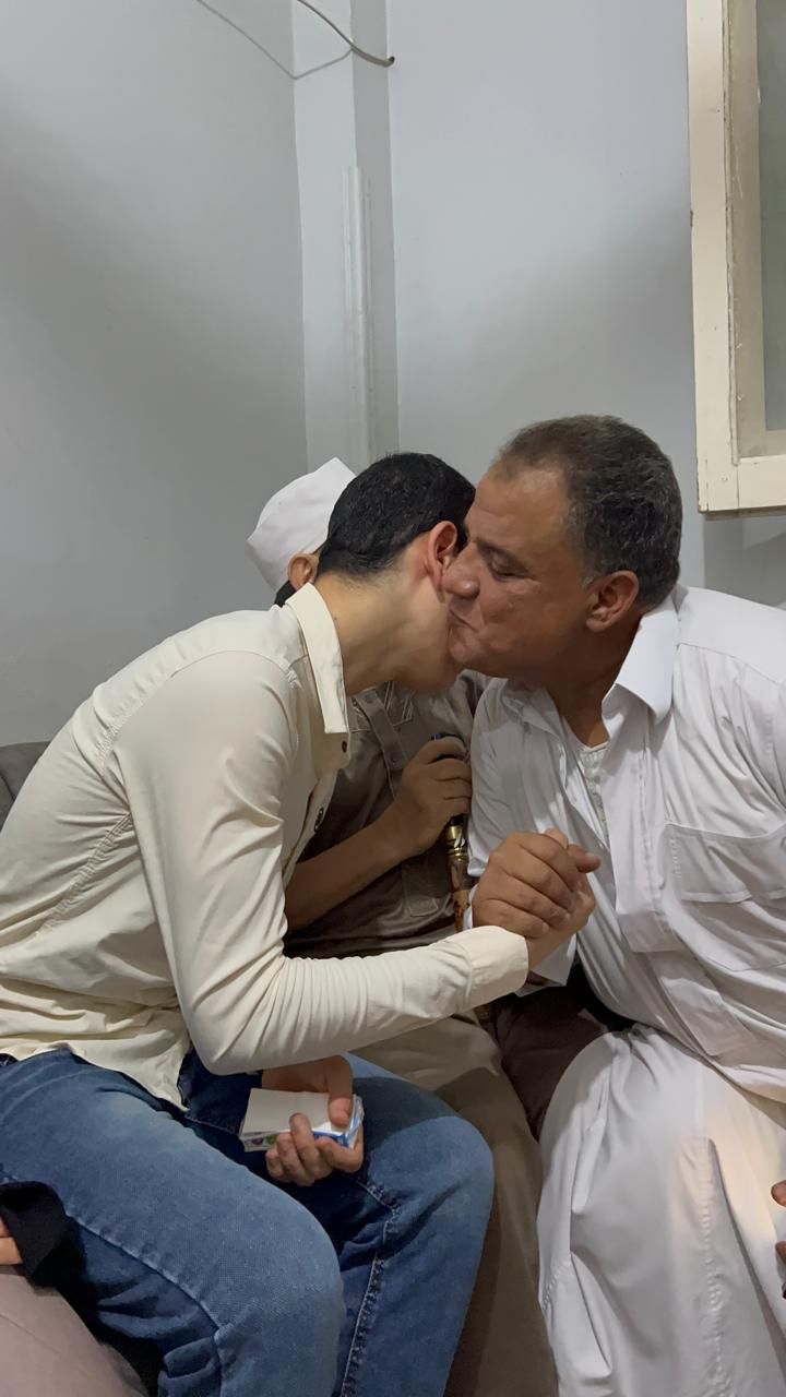 تقبيل الاهل والتهنئة بتفوق يوسف
