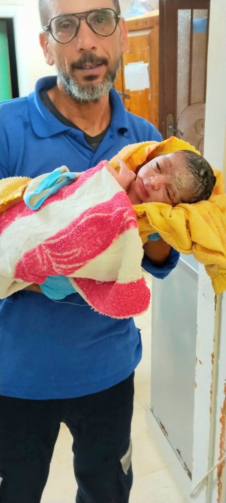 مسعف بالإسماعيلية يُجري ولادة ناجحة لسيدة (3) مسعف بالإسماعيلية يُجري ولادة ناجحة لسيدة (3)
