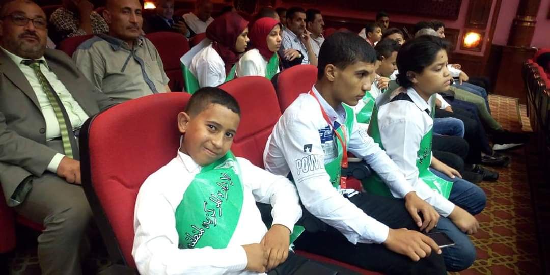 فوز عمر فى مسابقة القراءة وهو صغير