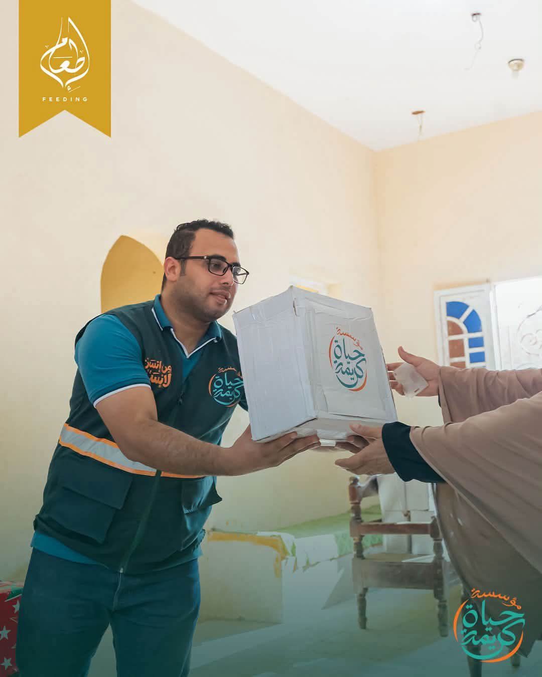 حياة كريمة تستكمل جهودها بتوزيع 20 ألف كرتونة مواد غذائية (4) حياة كريمة تستكمل جهودها بتوزيع 20 ألف كرتونة مواد غذائية (4)