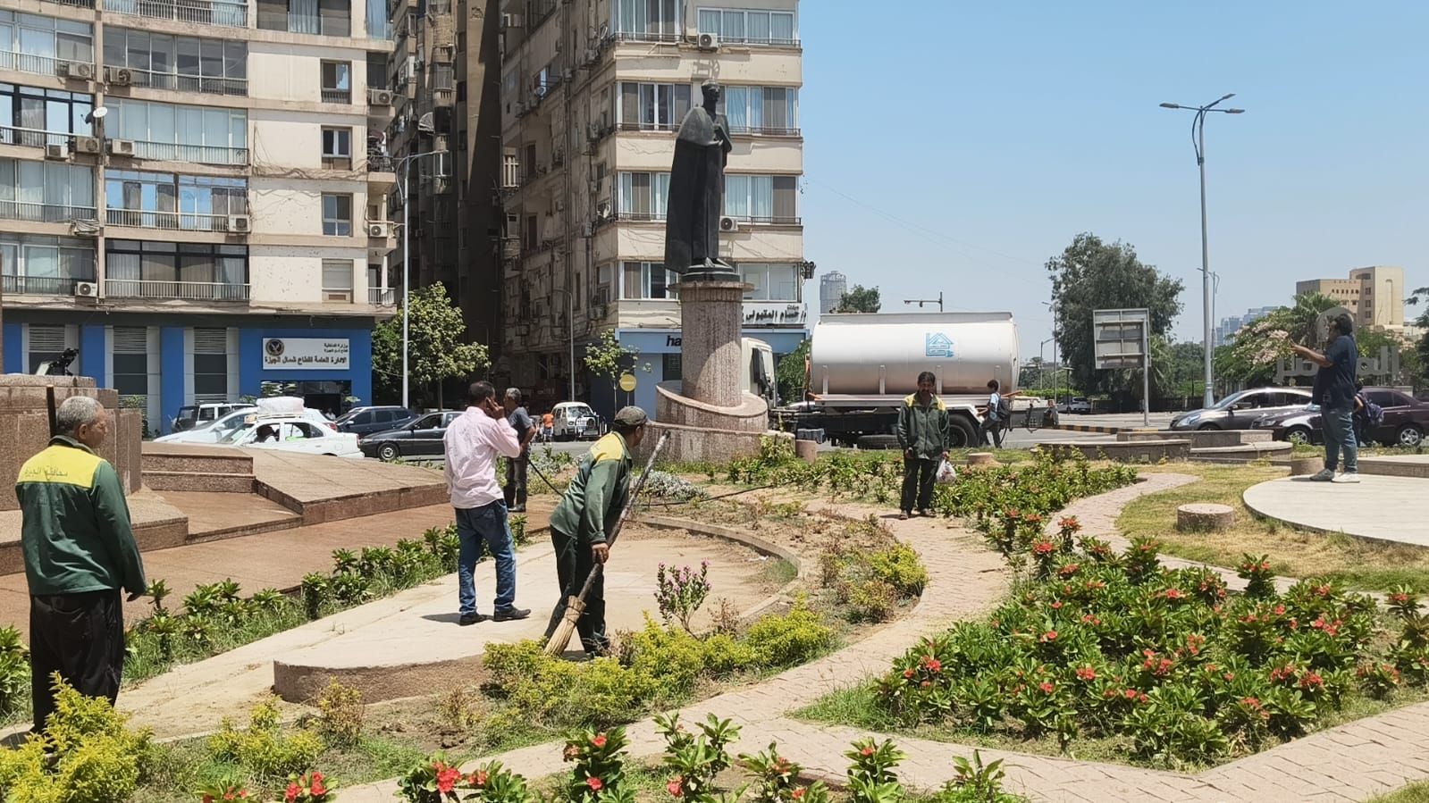 غسيل ميادين محافظة الجيزة ضمن خطة التجميل (3) غسيل ميادين محافظة الجيزة ضمن خطة التجميل (3)
