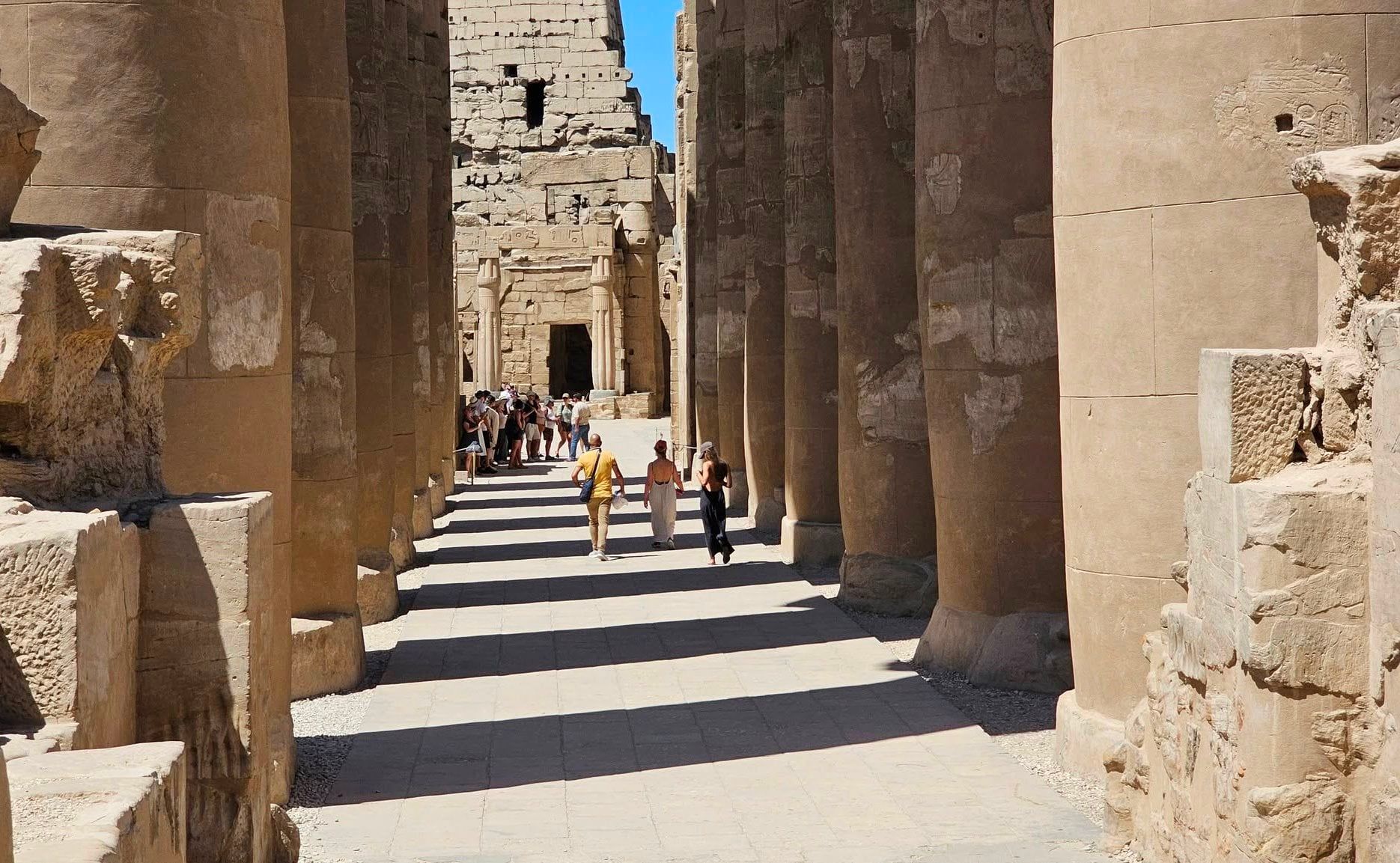 السياح يستمتعون بزيارة معبد الأقصر السياح يستمتعون بزيارة معبد الأقصر