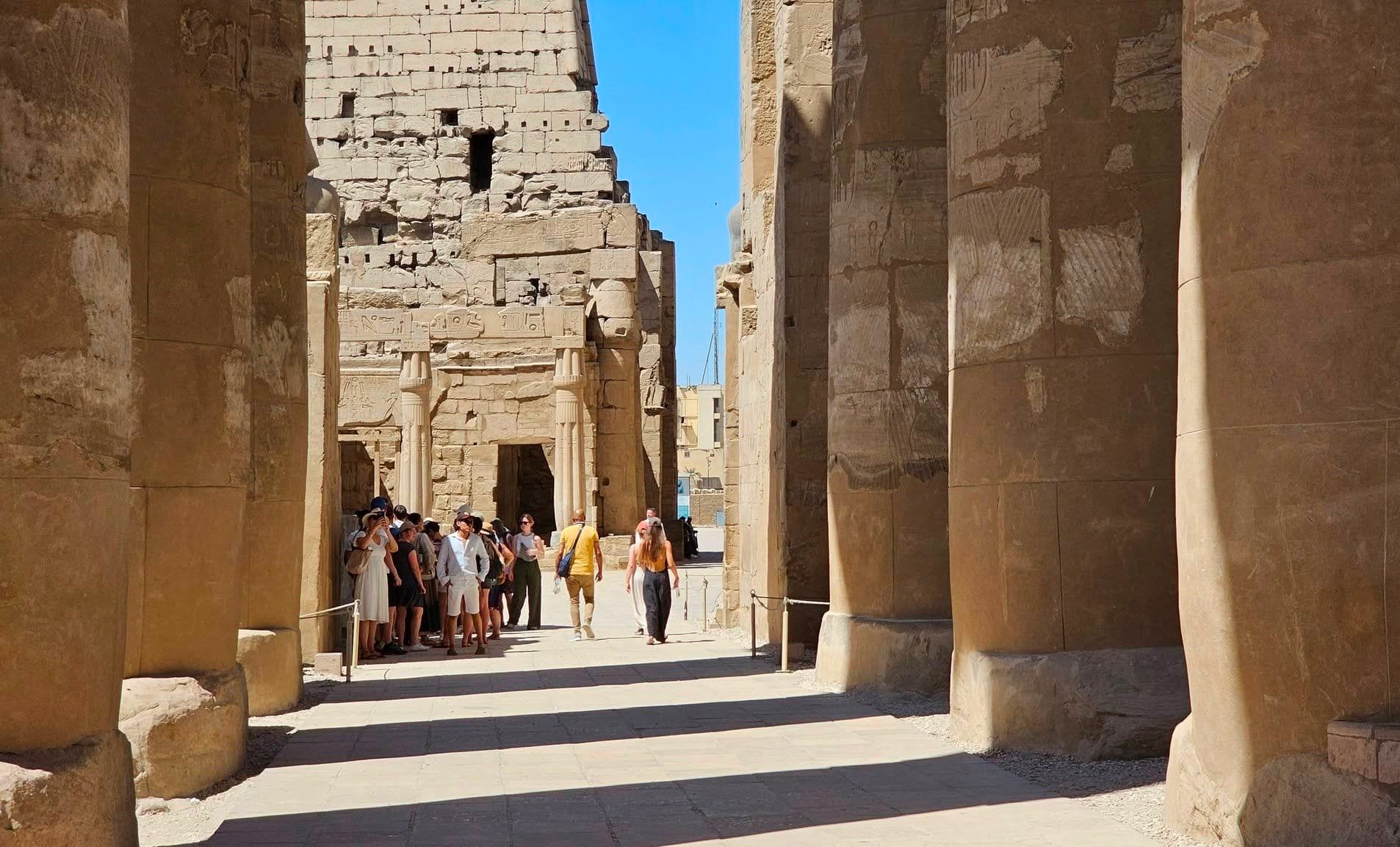 الإقبال السياحى فى أروقة معابد الأقصر الإقبال السياحى فى أروقة معابد الأقصر