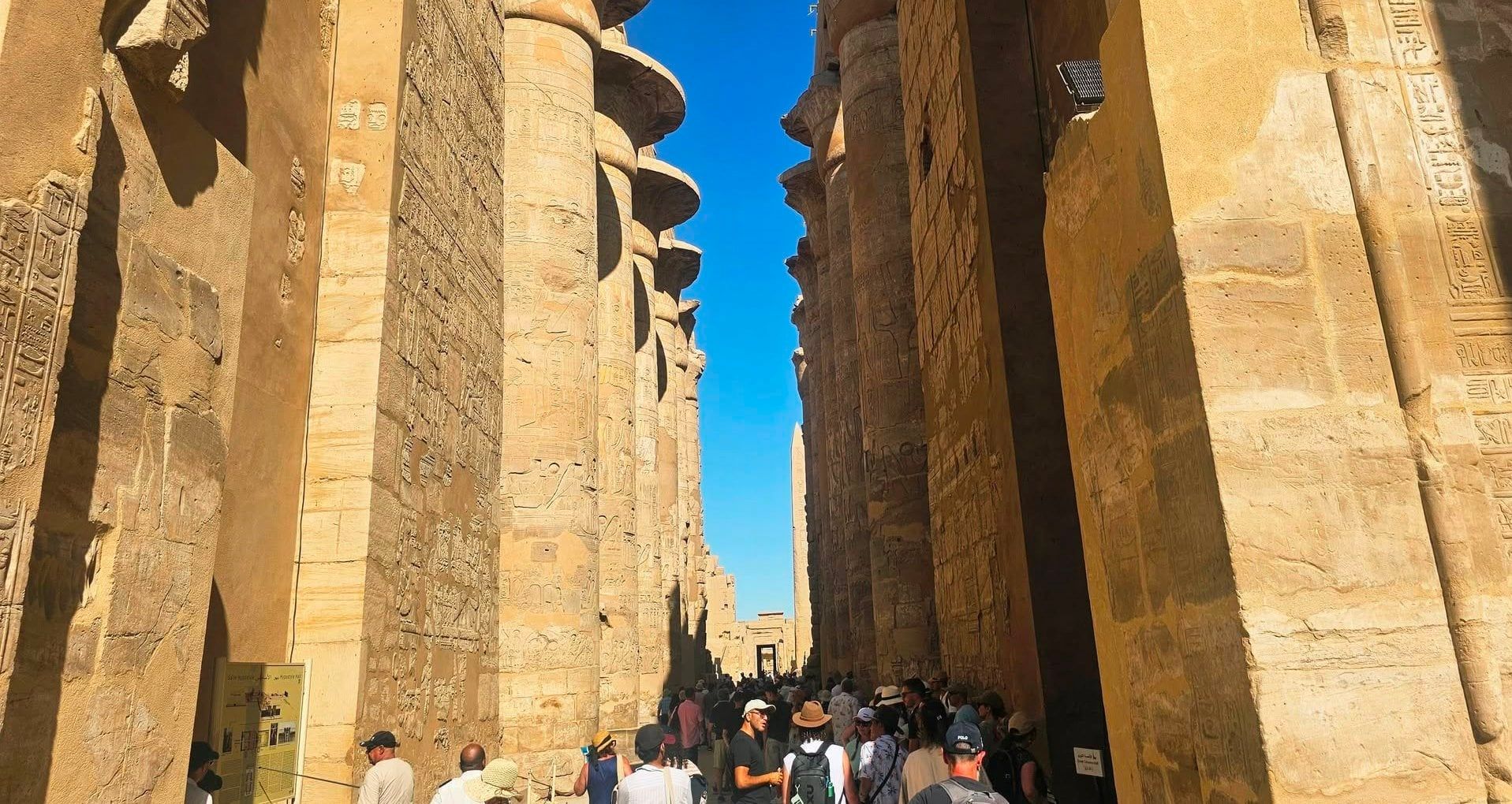 جانب من زيارات السائحين بقلب معابد الكرنك جانب من زيارات السائحين بقلب معابد الكرنك