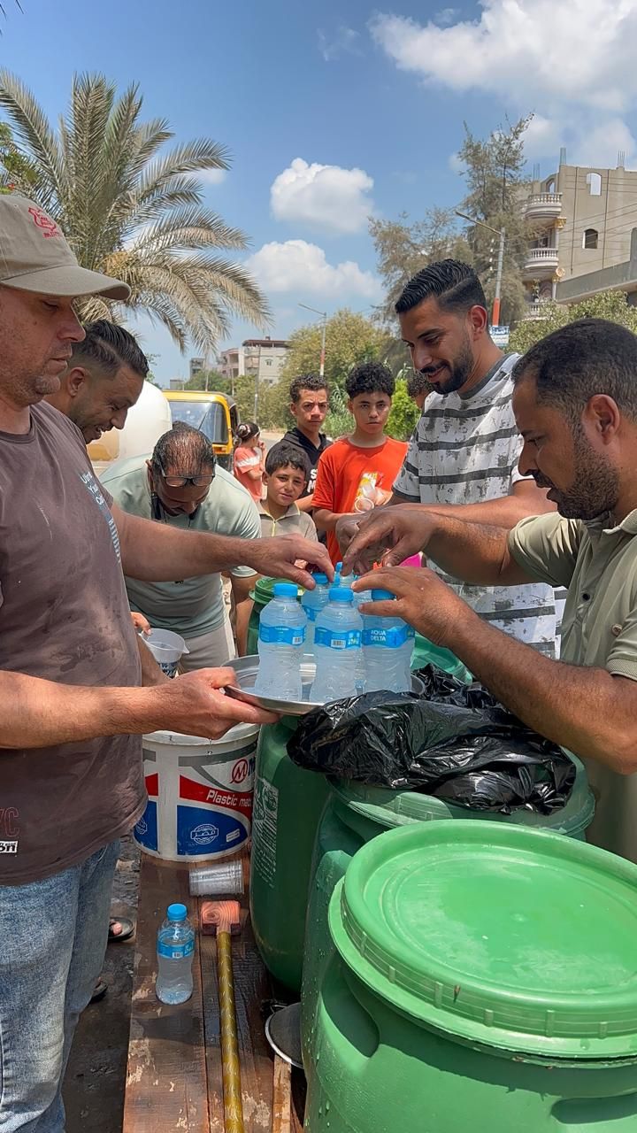مجموعة من الشباب يوزعون مياه وعصائر باردة في الدقهلية