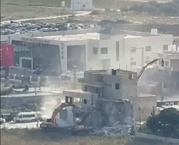 هدم منزل في عرابة.gif
