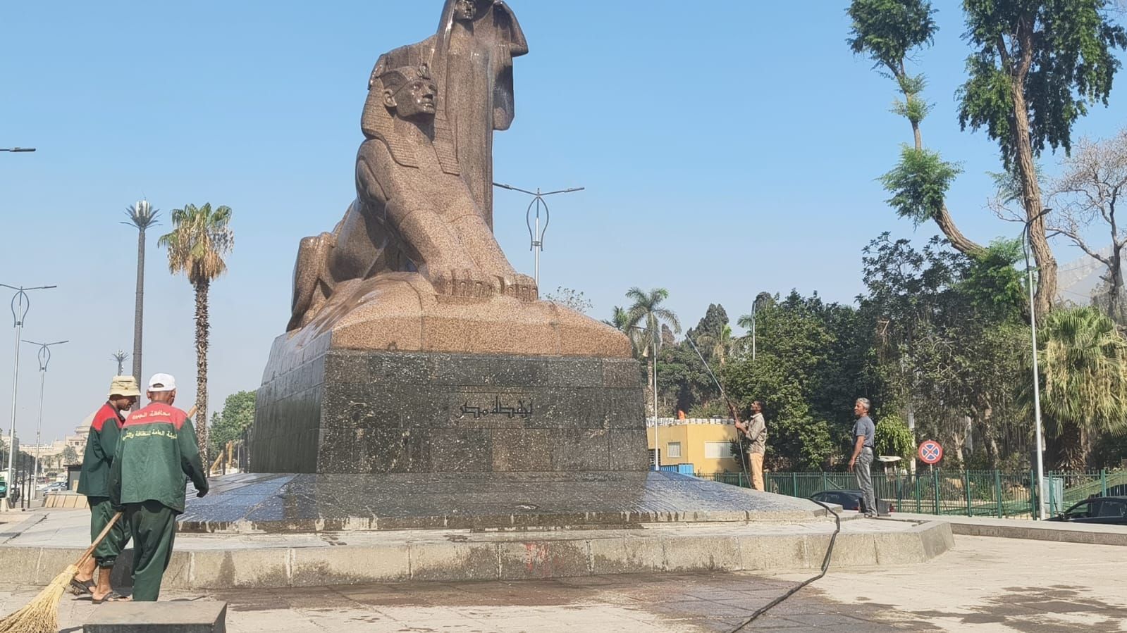 غسيل ميادين محافظة الجيزة ضمن خطة التجميل (2) غسيل ميادين محافظة الجيزة ضمن خطة التجميل (2)