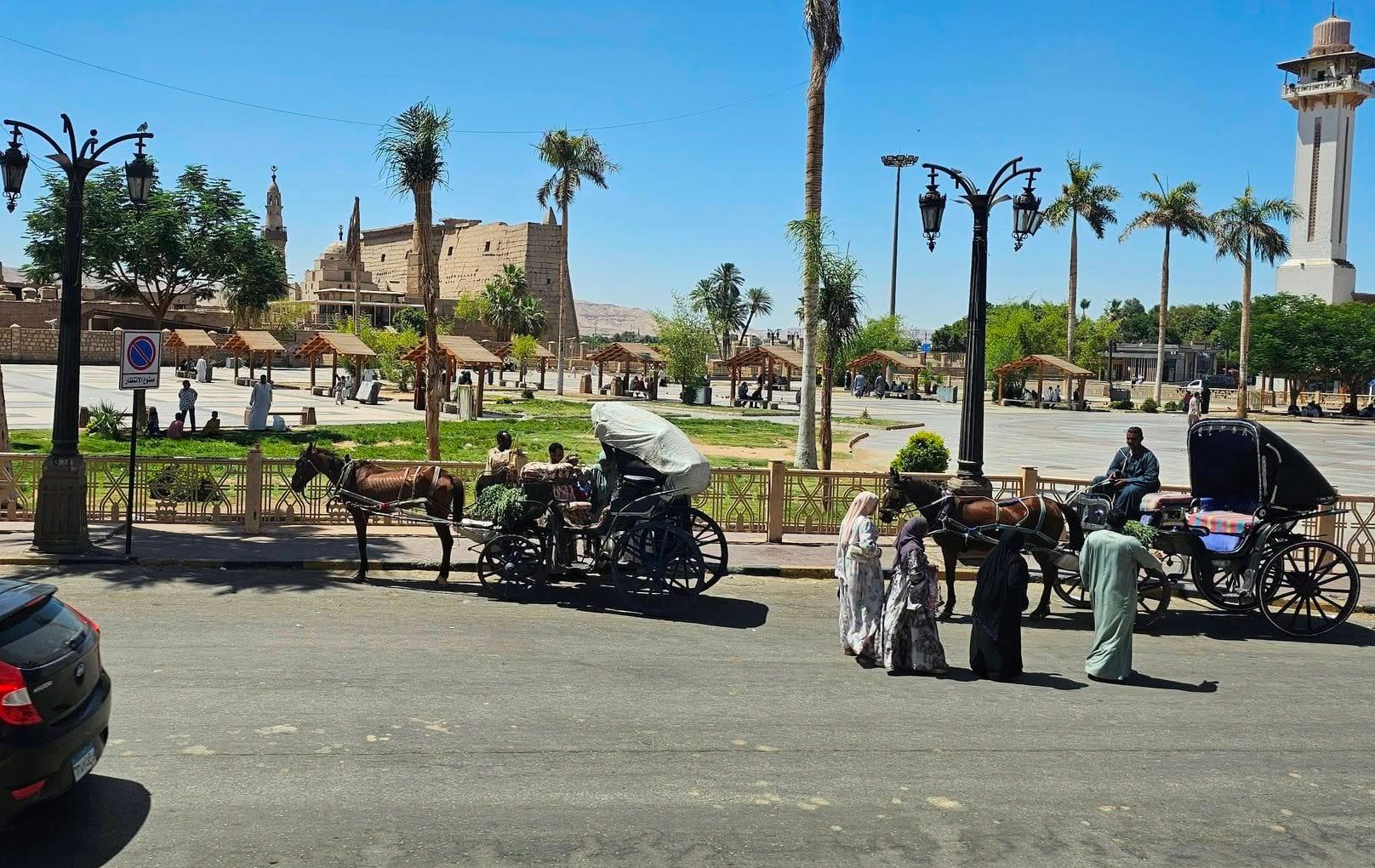 عربات الحنطور تقل السائحين فى محيط المعابد الأثرية عربات الحنطور تقل السائحين فى محيط المعابد الأثرية