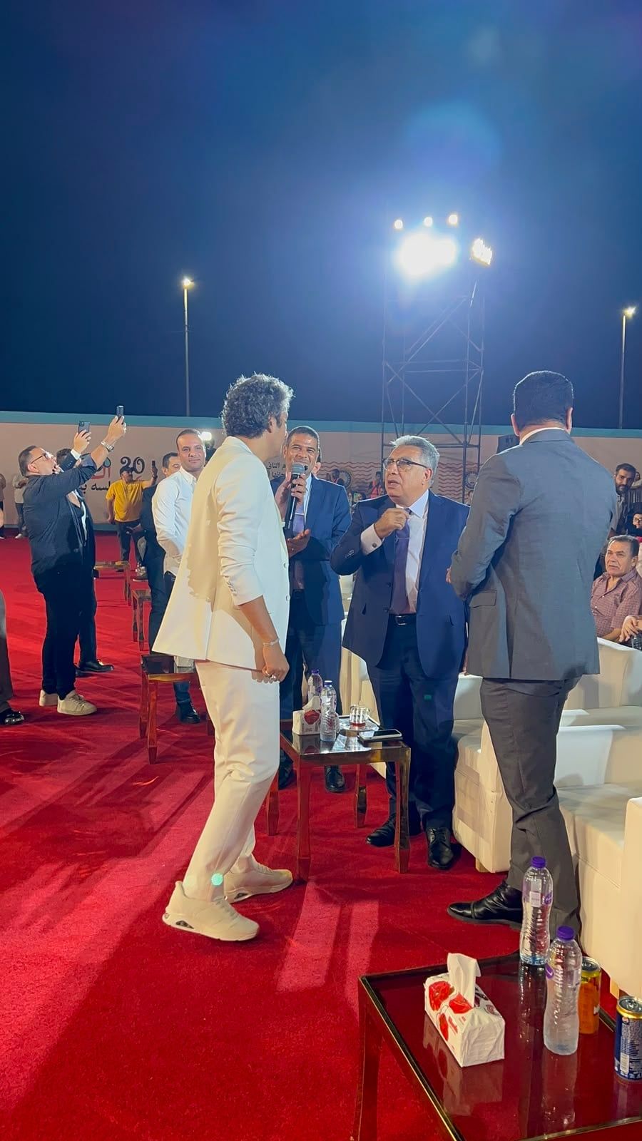 جانب من حديث الفنان مع المحافظ والذي وجهه للذهاب للجمهور
