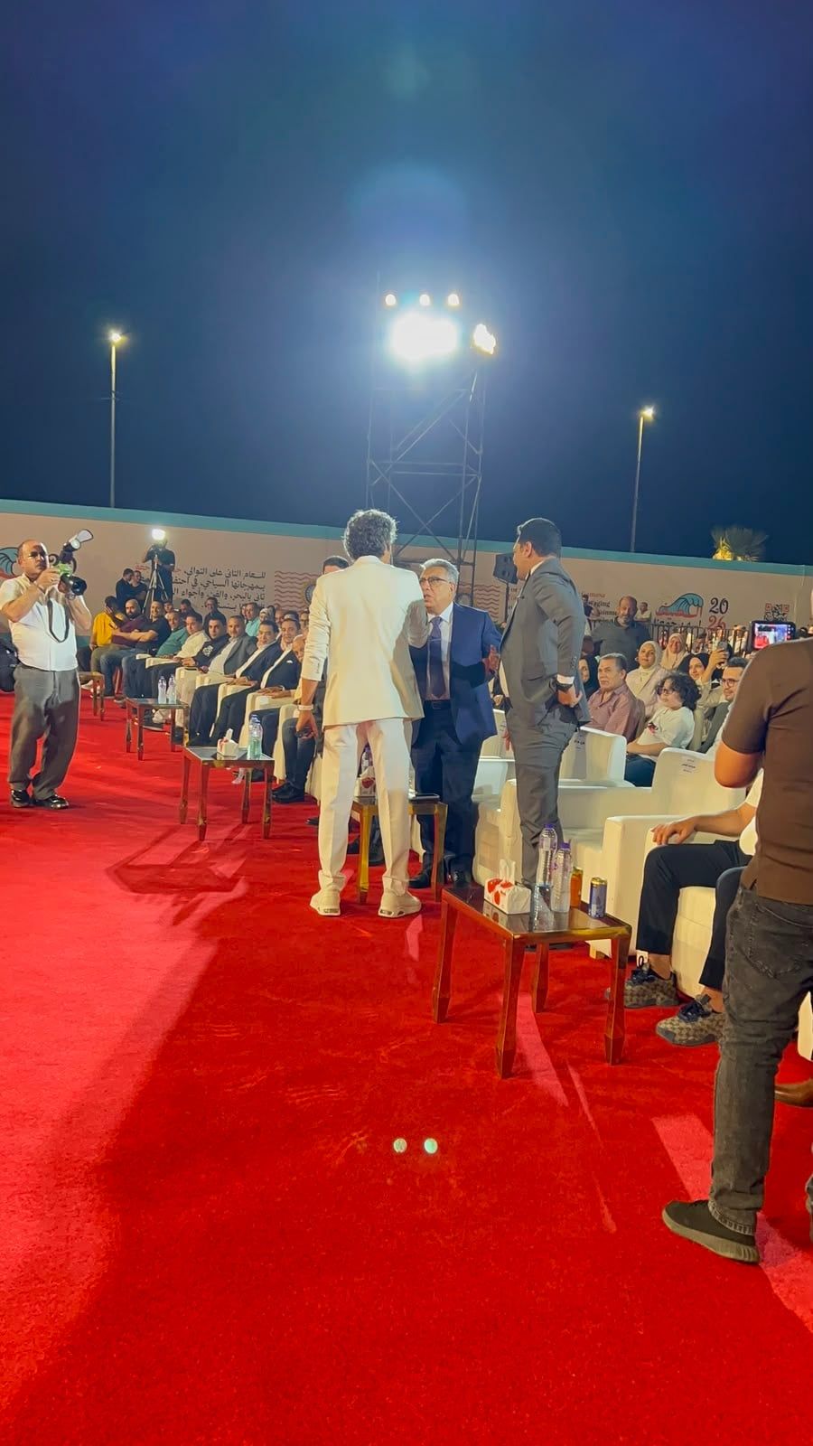 محمد محسن يصافح محافظ الدقهلية