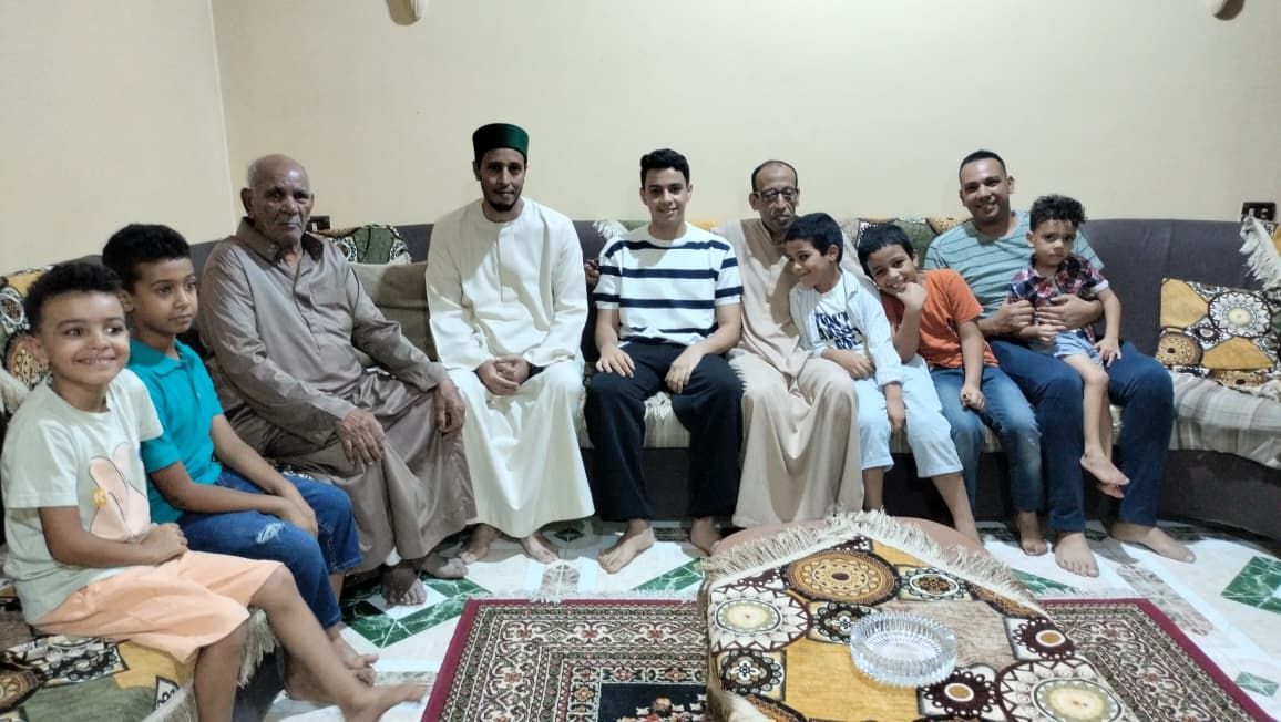 حفاوة بشاب أقصرى تحدى المرض ليحصد المركز الأول في الثانوية الأزهرية الأدبية