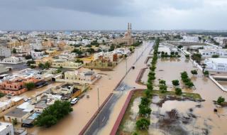 المياه أغرقت الطرق.. صور ترصد آثار منخفض المطير على محافظة عمانية