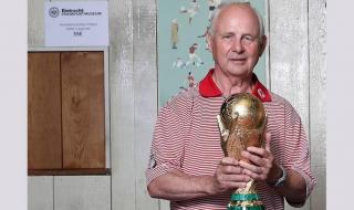 وفاة الألماني بيرند هولسنباين بطل كأس العالم 1974