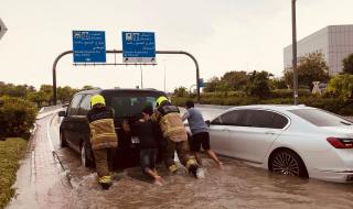 ​مواطنون ومقيمون يشكرون خطوط الدفاع الأمامية على مجهودهم لتخفيف آثار الأمطار