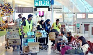 "مطارات دبي" توزع 73 ألف عبوة من الوجبات الخفيفة والمياه على المسافرين