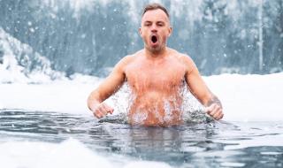 هل الغمر في الماء البارد يعزز المناعة والأداء الرياضي؟