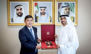 رئيس الدولة يمنح سفير كازاخستان وسام زايد الثاني من الطبقة الأولى