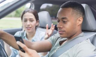 حتى دون استخدام اليدين، تسبب الهواتف تشتيتًا خطيرًا لانتباه السائقين