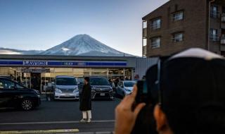 بلدة يابانية تحدّ من تدفق السياح بسياج يحجب جبل فوجي