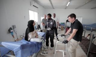 فيديو | المستشفى الميداني الإماراتي يبدأ تركيب الأطراف الصناعية للجرحى الفلسطينيين