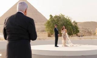 ملياردير أمريكي ونجمة مصارعة يحتفلان بزفافهما أمام أهرامات الجيزة