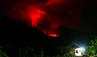 مقدمة طوكيو: لا مؤشرات على حدوث تسونامي بسبب ثوران بركان إندونيسيا