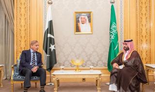 ولي العهد يستعرض العلاقات الثنائية مع رئيس وزراء باكستان