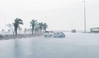 شرطة أبوظبي تدعو قائدي دراجات التوصيل لعدم القيادة بالأحوال الجوية المتقلبة