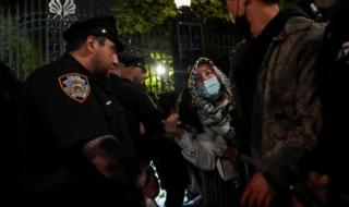 شرطة نيويورك تقتحم مقر اعتصام الطلاب المؤيدين للفلسطينيين بجامعة كولومبيااليوم الأربعاء، 1 مايو 2024 07:19 صـ   منذ 7 دقائق