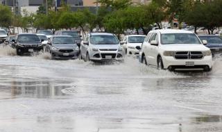 أمطار غزيرة تُغرق شرق السعودية وتُجبر على تعليق الدراسة