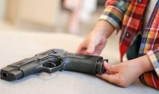 طفل أمريكي يطلق النار على نفسه بمسدس والدته