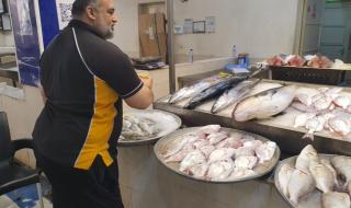 صور| التقلبات الجوية ترفع أسعار الأسماك بأسواق الشرقية