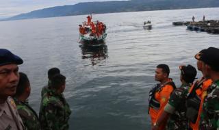 14قتيلا جراء فيضانات وانهيارات أرضية في إندونيسيا