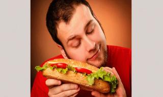 الأكل بشراهة وبكميات كبيرة.. أعراض «إدمان الطعام» وطرق العلاج؟
